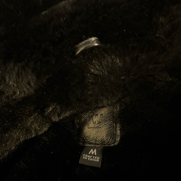 Woman’s Black Leather Jacket with faux fur size Medium - Picture 7 of 7